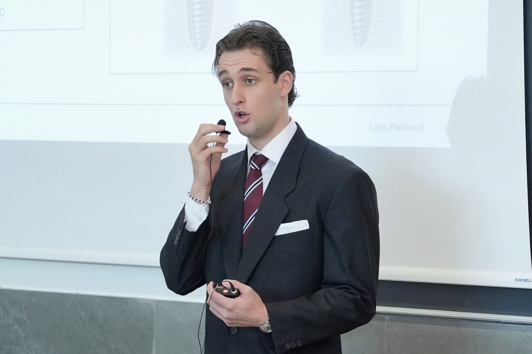 Lapo Paoleschi presenta la tesi con microfono e slide
